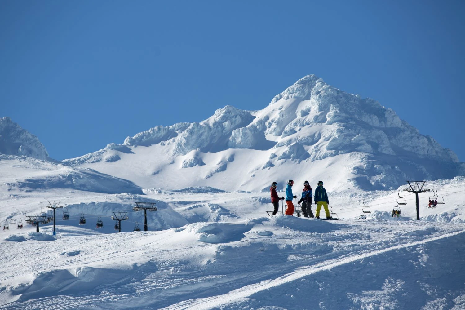 People with skis on the Tūroa ski field, Mount Ruapehu