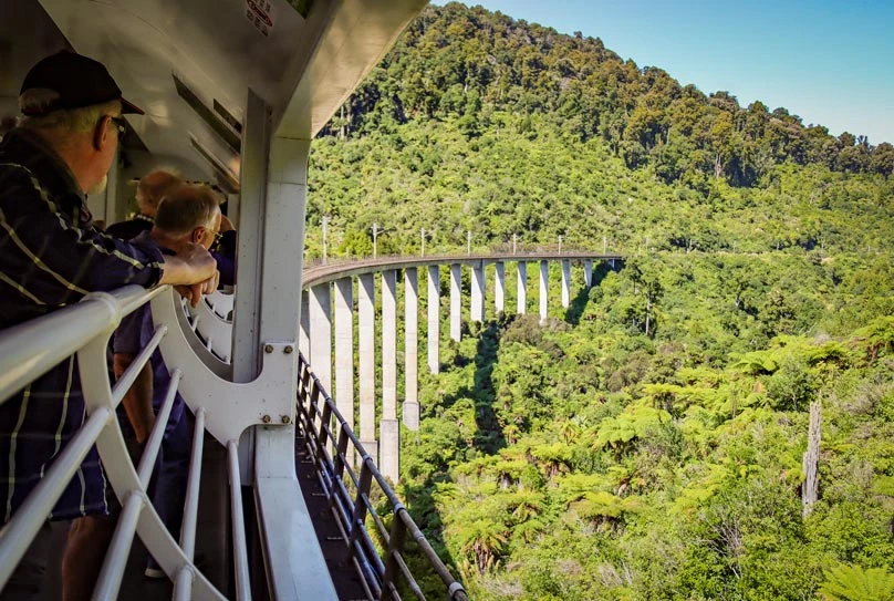 Northern Explorer crossing Hapuawhenua Viaduct