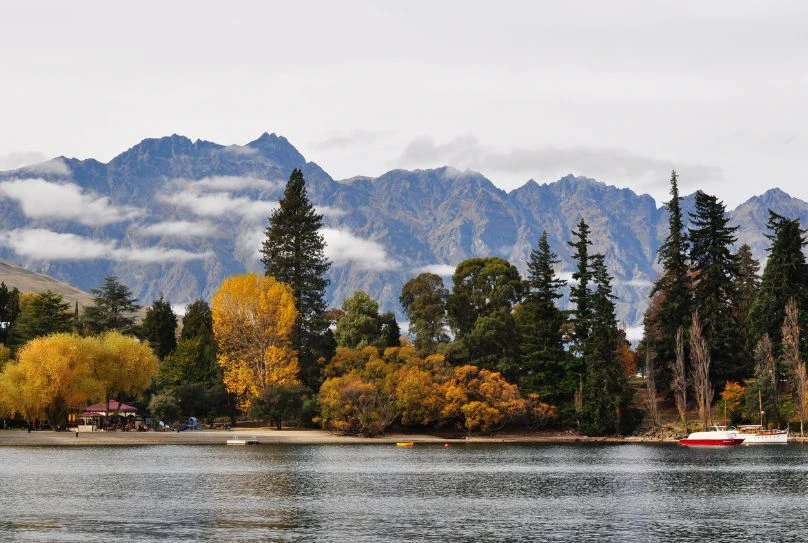 Queenstown Lake Wakatipu in Autumn