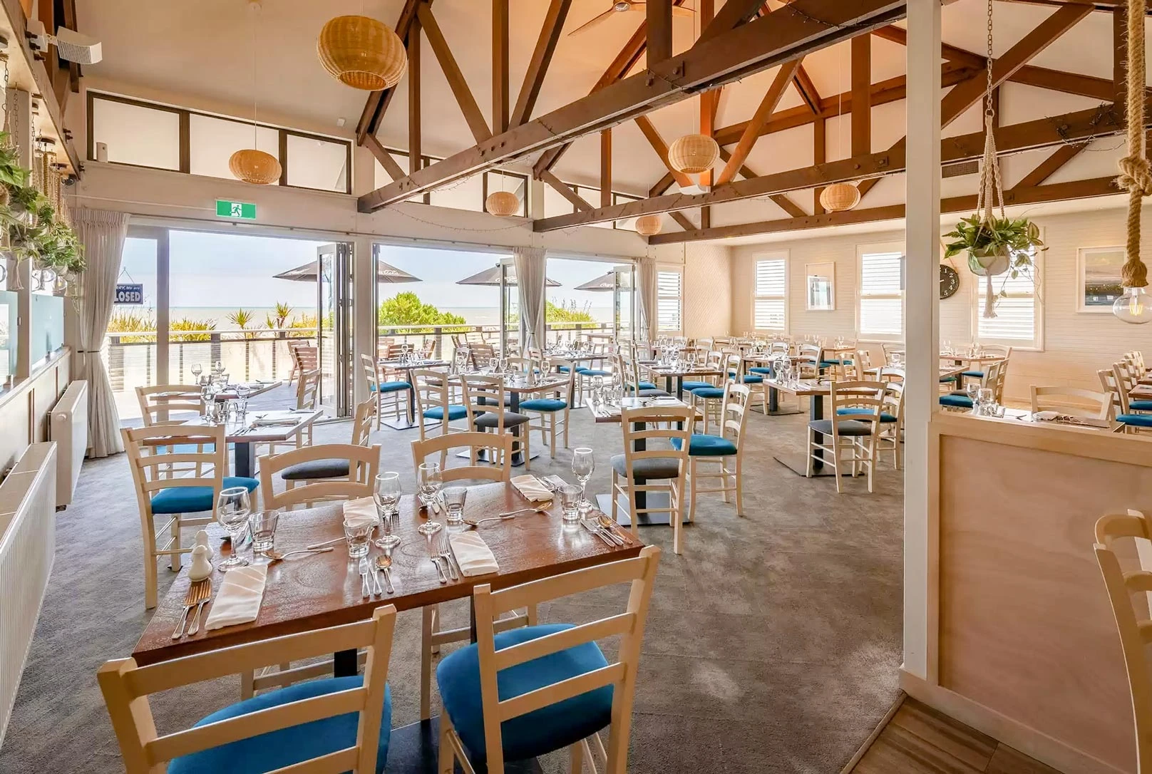 Beachfront Hotel Hokitika Restaurant interior