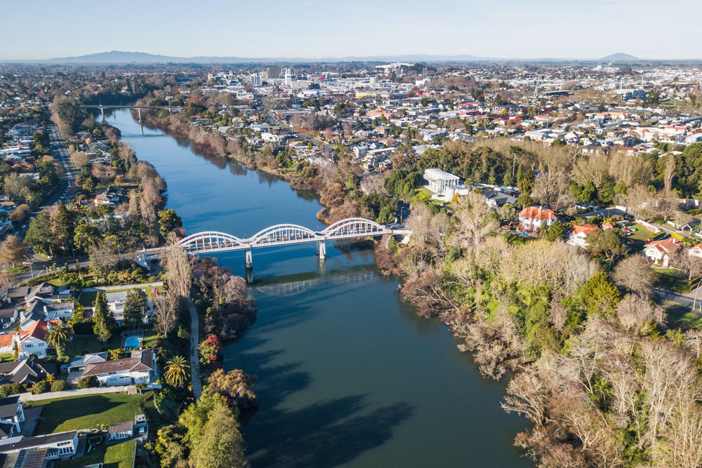 Ham Hamilton City and the Waikato River 1000x667