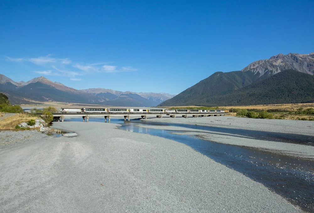 TranzAlpine Crossing Waimakariri in summer